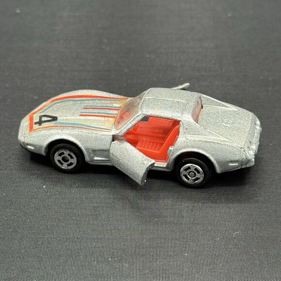 Vintage YatMing 1/64 Diecast Lot of 2 Corvettes – Silver #4 & White Stingray - Picture 8 of 12
